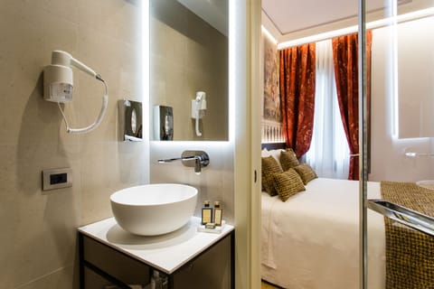 Standard Double Room | Bathroom | Shower, rainfall showerhead, bidet, towels