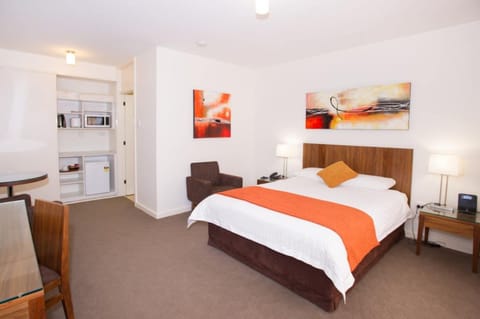 Deluxe Suite, 1 Queen Bed | 1 bedroom, iron/ironing board, free WiFi, bed sheets