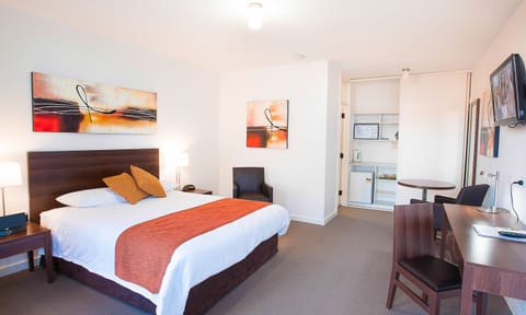 Deluxe Suite, 1 Queen Bed | 1 bedroom, iron/ironing board, free WiFi, bed sheets