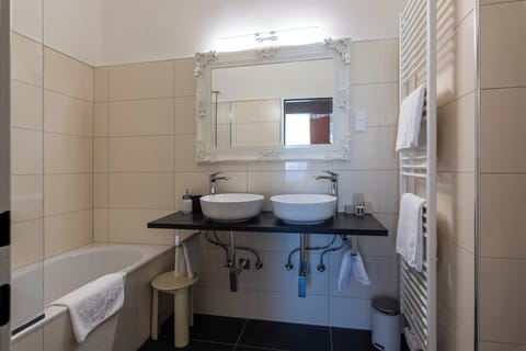 Quadruple Room | Desk, laptop workspace, blackout drapes, soundproofing