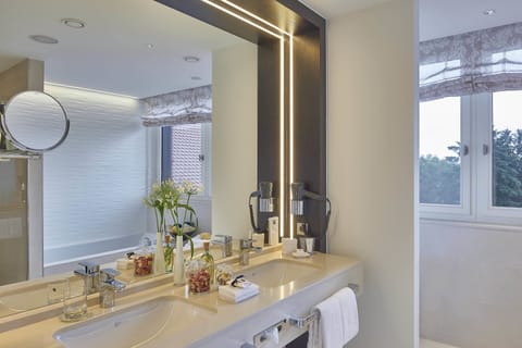 Comfort Suite | Bathroom | Free toiletries, hair dryer, towels, soap