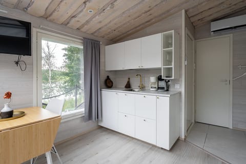 Standard Studio, 1 Queen Bed, Lake View, Lakeside | Blackout drapes, free WiFi