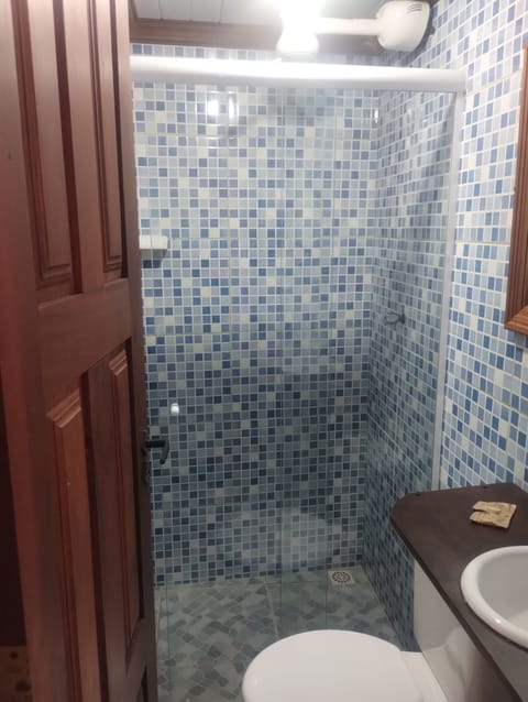 Basic Room | Bathroom | Towels, soap, toilet paper