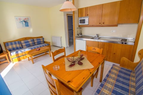 Apartment, 1 Bedroom | Private kitchen | Microwave, stovetop, coffee/tea maker, toaster