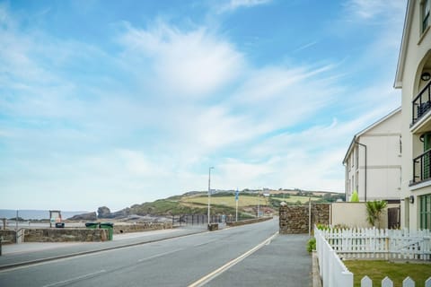 3 St Bride's Bay View - 3 Bedroom - Broad Haven (26381)