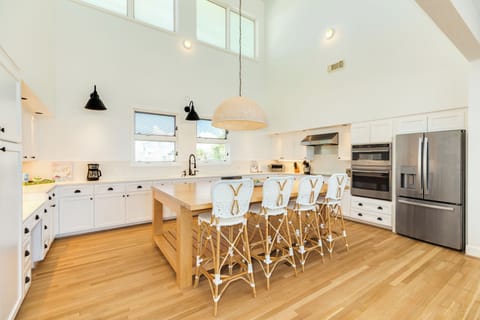 Additional seating for 4 more at the breakfast bar