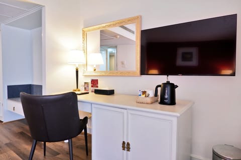 Deluxe Room, City View | Minibar, in-room safe, desk, soundproofing