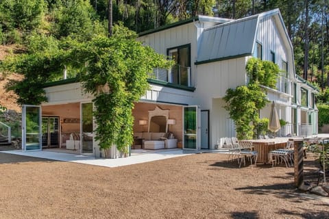 Outdoor dining, seating and backyard