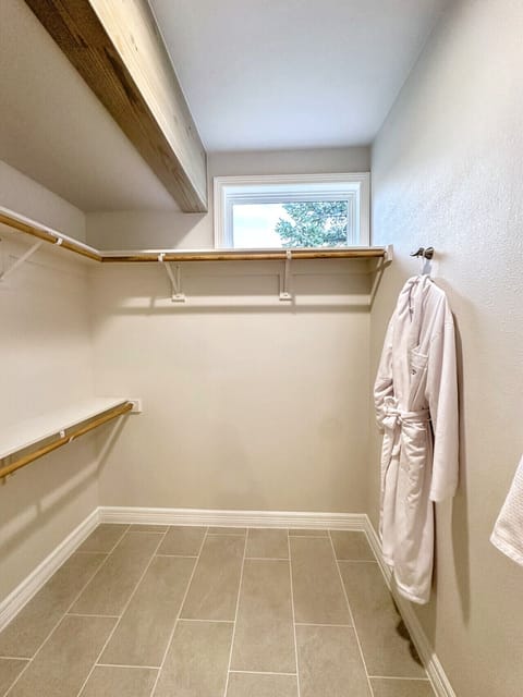 Main Level - King Suite - Walk-in Closet