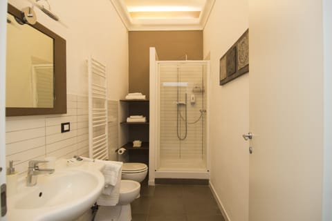 Triple Room | Bathroom | Shower, free toiletries, hair dryer, bidet