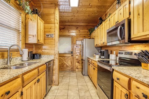 Cabin with Mountain Views in the Smokies "Awesome Views" - Fully furnished kitchen