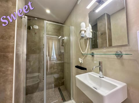 Double Room, Air conditioning, Courtyard View | Bathroom