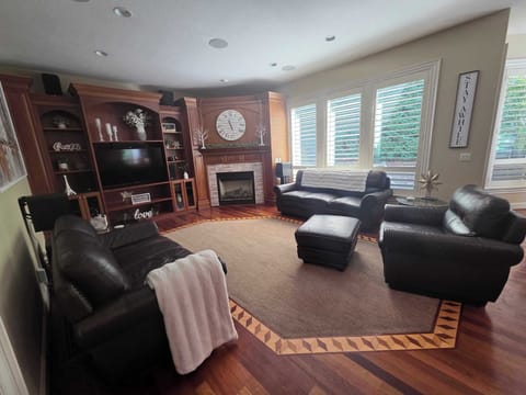 Spacious main living room with fireplace and seating for the whole group