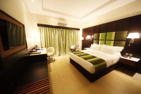 Executive Room | 1 bedroom, premium bedding, minibar, in-room safe