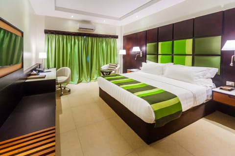 Junior Suite | 1 bedroom, premium bedding, minibar, in-room safe