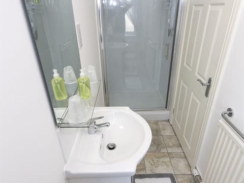 Standard Twin Room | Bathroom | Free toiletries, hair dryer, slippers, towels