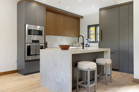 Newly Renovated Modern Kitchen with Breakfast Island