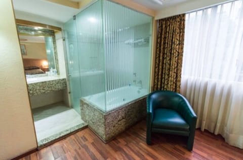Habitacion Standar Con 1 Cama Grande | Bathroom | Shower, free toiletries, hair dryer, towels