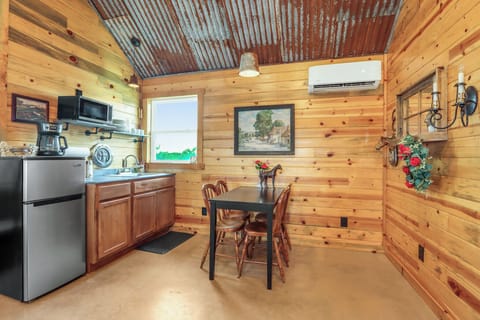 Cottage 1 - kitchenette and dining area