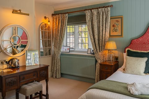 Deluxe Double Room, 1 King Bed | Hypo-allergenic bedding, desk, blackout drapes, free WiFi