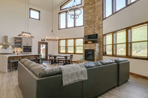 Blue River Vacation Rental | 4BR | 3BA | 3,400 Sq Ft | 3 Steps to Enter