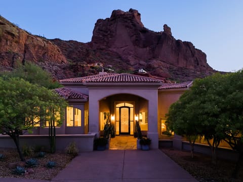 Experience unparalleled luxury at Red Rock, a stunning Paradise Valley estate designed for both relaxation and entertainment.