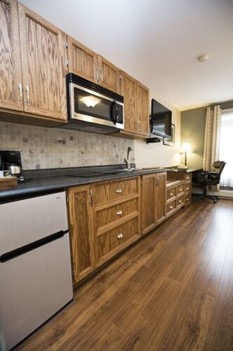 Studio, 1 King Bed, Kitchenette | Private kitchenette | Fridge, cookware/dishes/utensils