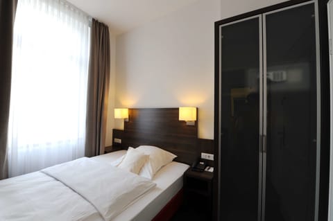 Standard Room, 1 Twin Bed | Minibar, in-room safe, laptop workspace, blackout drapes