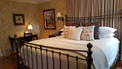 Deluxe Room, 1 King Bed | Premium bedding, individually decorated, individually furnished, desk