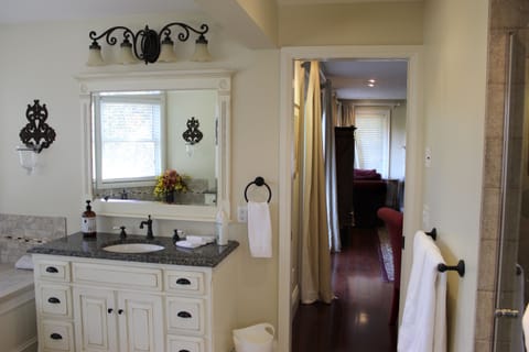 Grand View Suite, with Jacuzzi   | Bathroom | Free toiletries, towels