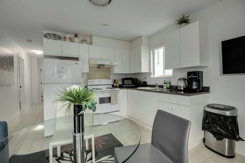 Fully Equipped Kitchen - Everything you need to cook at home: full-size fridge, oven, microwave, and coffee maker, all set in a spotless and functional layout.