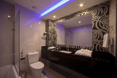 Junior Suite, Sea View | Bathroom | Combined shower/tub, free toiletries, hair dryer, bathrobes