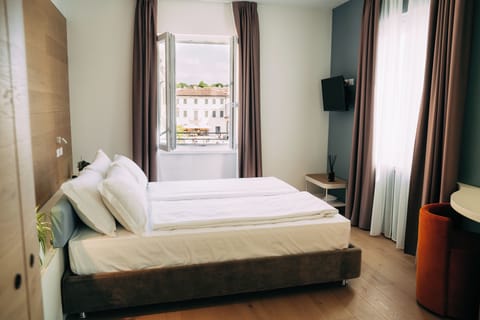 Deluxe Double Room, Lake View | In-room safe, laptop workspace, blackout drapes, free WiFi