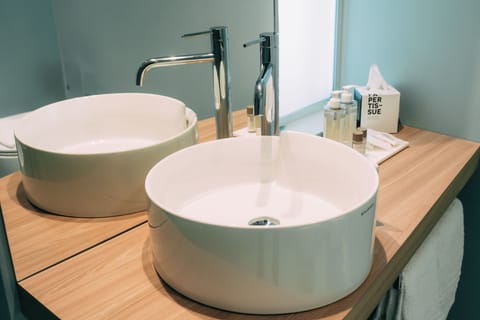 Deluxe Double Room, Lake View | Bathroom | Shower, free toiletries, hair dryer, slippers