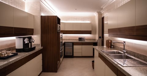 Fridge, coffee/tea maker