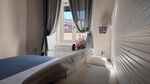 Junior Room, City View | Pillowtop beds, in-room safe, individually furnished, desk