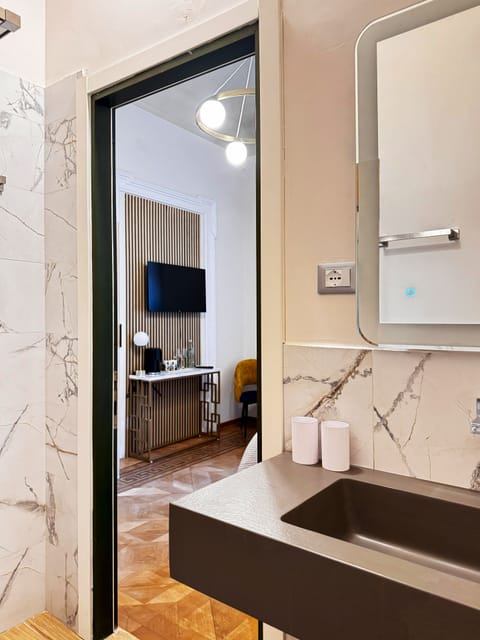 Deluxe Room, City View | Bathroom | Shower, free toiletries, hair dryer, bidet