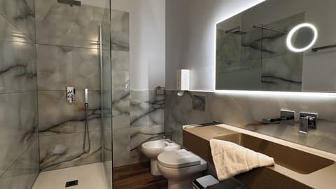 Junior Room, City View | Bathroom | Shower, free toiletries, hair dryer, bidet