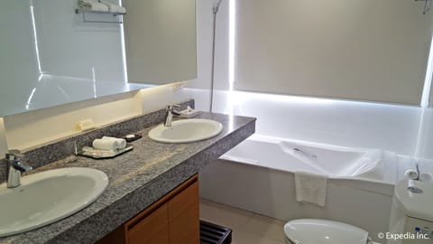 Executive Suite, 1 Queen Bed | Bathroom | Combined shower/tub, rainfall showerhead, free toiletries, hair dryer