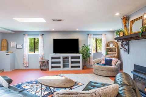 Spotless spacious living room-Features a big screen TV, great for large groups!