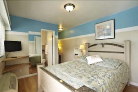 Standard Room, 1 Queen Bed, Pool View | Hypo-allergenic bedding, down comforters, individually decorated