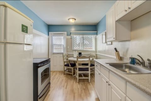 Suite, 1 Bedroom, Kitchenette | Private kitchen | Fridge, microwave, coffee/tea maker, paper towels