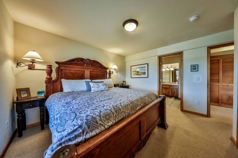 3rd bedroom - King bed with ensuite bath