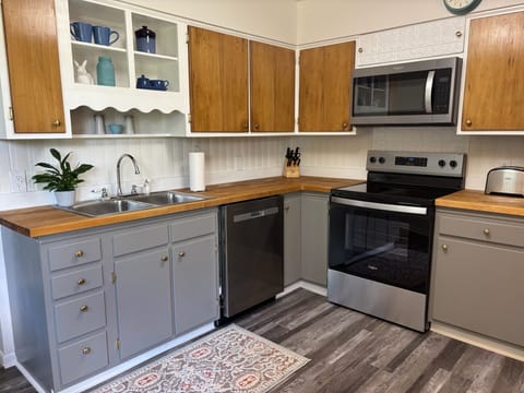 Main (ground) level full kitchen