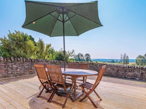 Sitting-out-area | Gardener&rsquo;s Cottage, Kirkton of Lethendy