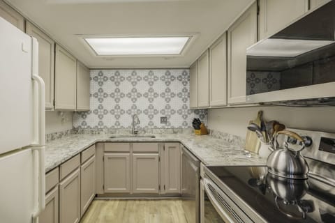 Sleek updated kitchen has everything you and your 8 guests will need. Don't want to cook? Here you are less than 3 minutes to dining, pubs & bistros!