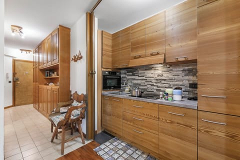 Standard Apartment, 1 Bedroom (Appartamento Fiocco di Neve) | Private kitchen | Fridge, microwave, oven, stovetop