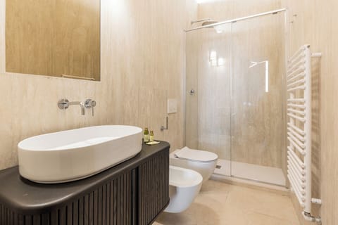Deluxe Quadruple Room, City View | Bathroom | Shower, hair dryer, towels