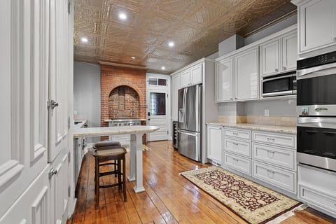 Chef's kitchen, 2 ovens, microwave, coffee maker, unique stovetop