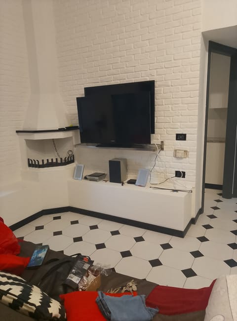 Apartment, 3 Bedrooms, Accessible, Fireplace | Living room | Books